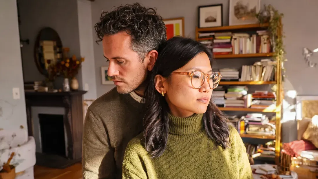 10 Signs an Emotionally Unavailable Man Is in Love With You